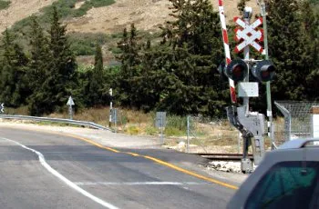 תמונה לשאלת תאוריה 0674: כיצד יש לנהוג כאשר דולקים אורות אדומים מהבהבים ברמזור…