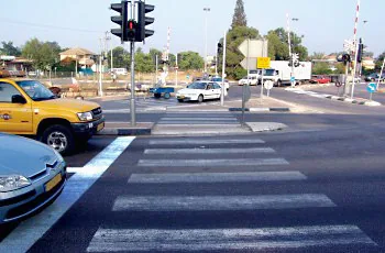 תמונה לשאלת תאוריה 0693: היכן תעצור כשבצומת שלפניך דולק ברמזור האור האדום?