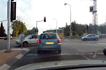 תמונה לשאלת תאוריה 0776: מה הן הסכנות והבעיות המיוחדות בחציית צמתים?
