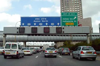 תמונה לשאלת תאוריה 0901: אתה נוהג בדרך שיש בה תנועה כבדה. כיצד תוודא נסיעה בטוחה?