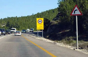 תמונה לשאלת תאוריה 0945: כיצד תנהג על פי התמרורים המופיעים לפניך?