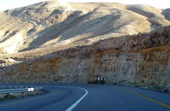 תמונה לשאלת תאוריה 0946: מה ההתנהגות הנדרשת בקטע הדרך הנראה לפניך?