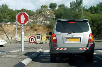 תמונה לשאלת תאוריה 0957: מי חייב לציית לתמרור "עצור" המופיע בתמונה?