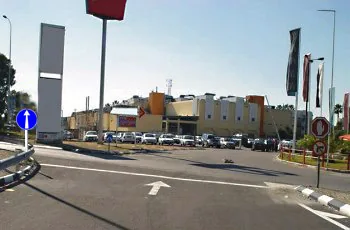 Согласно установленным дорожным знакам, в каких направлениях разрешено движение на…